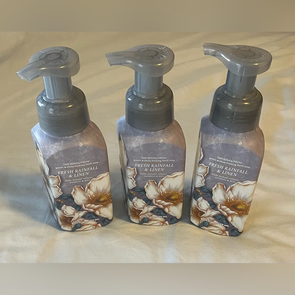 Bath & Body Works Fresh Rainfall & Linen Hand Soap - White Floral Design